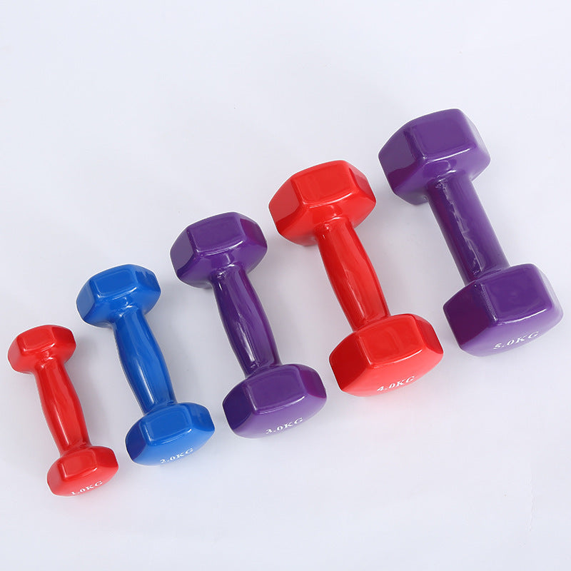 Color fitness dumbbells. Haltères de fitness colorés.